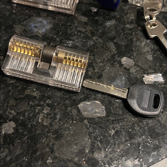 Transparent locks and keys for lock picking practice - Picture 2 of 7